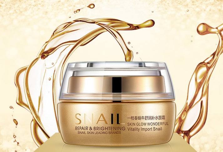 6-piece moisturizing and hydrating cosmetics care set.